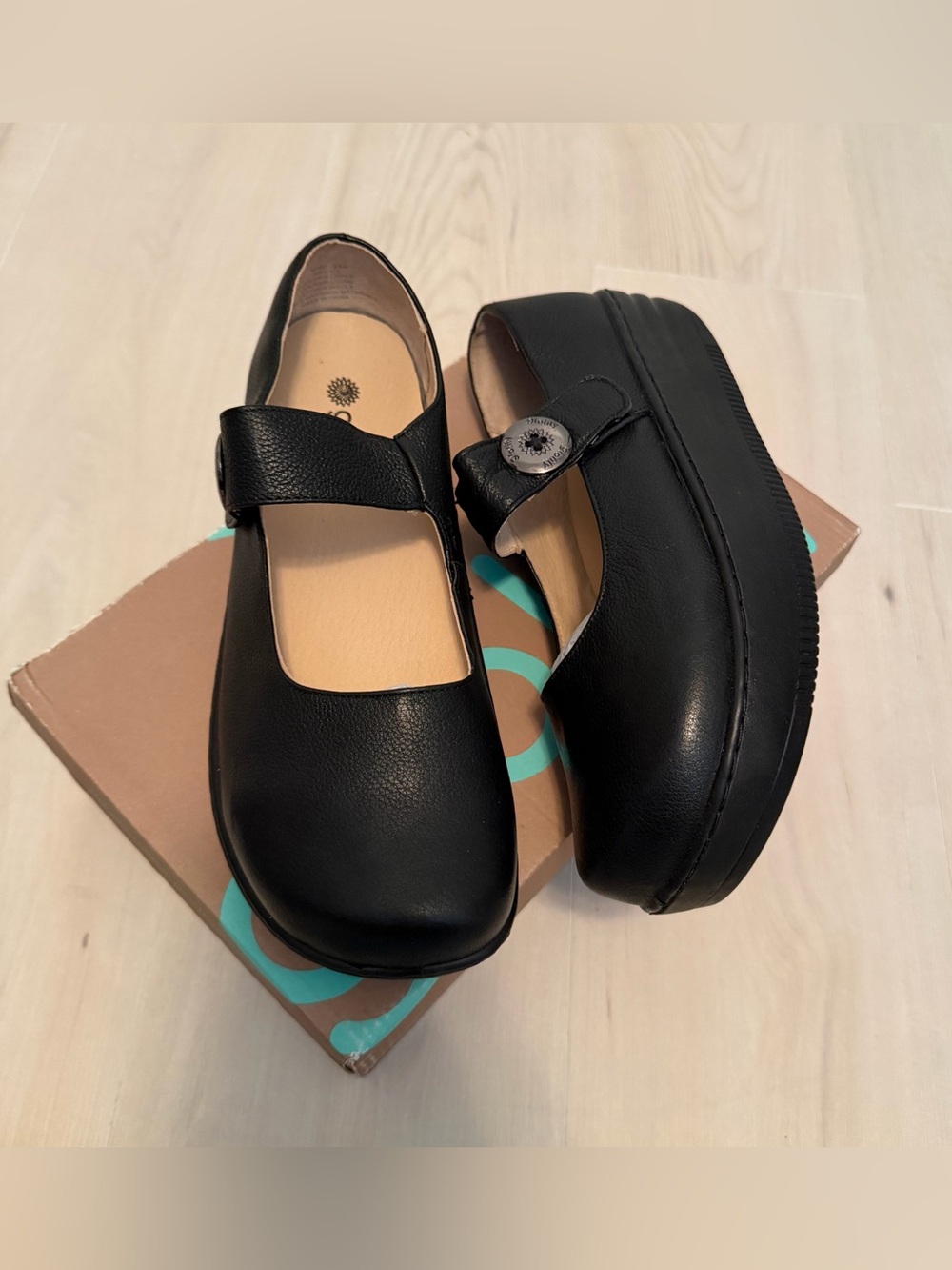 NIB glolily Women's Black Mary Jane Platform Flats with Strap 8.5